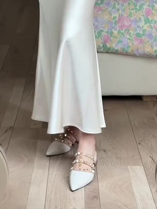 这个铆钉凉拖鞋穿这也太好看了!简约有设计感 超显气质!#凉拖鞋 #尖头单鞋 #开春搭配