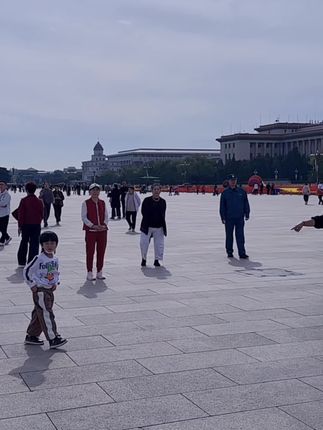 何其有幸,生于华夏,愿山河无恙,祖国繁荣昌盛,色彩斑斓的秋天,最耀眼的,始终是那抹滚烫的中国红