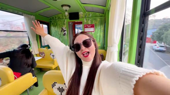 逛一逛热闹的关口棒棒会,感受最地道的年味儿。
马年来彭州,马上彭派,这一站,就是春节最值得来的地方!
#2026彭州关口棒棒会
#彭州小火车嘉年华
#湔江小火车
#来彭州马上彭派
#彭州春节必来一站