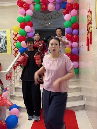 喜公公喜婆婆送祝福,大家都来沾沾喜气#泰兴#婚姻#大军侃婚恋 #舞台无处不在 #喜事盈门