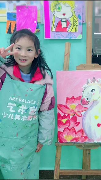 # 美术寒假提升班 # @ 依宸童学 第一次在4K 油画框上用颜料表达色彩,学习在大尺寸绘画材料上作画,提升观察力、全局观🌹##南坪少儿美术 #寒假美术班