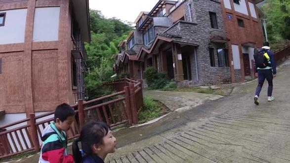 轻徒步龙窝子,小朋友轻松驾驭
视频最后有注意事项
#户外徒步登山 #感受大自然的气息和美景 #每周一山#爱护环境人人有责 @非走不渴