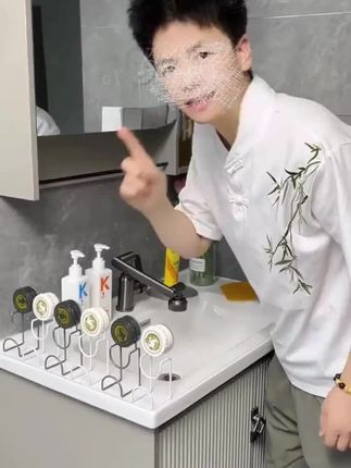 脸盆放在地上占地方,用上这个#脸盆挂钩  上墙收纳,节省空间!#免打孔挂钩  #强烈推荐  #挂钩