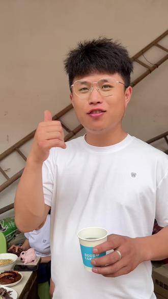 荣昌安富的红茶征服了咱们河南老乡的胃 哈哈哈哈#荣昌濮阳一家亲#濮阳小伙#荣昌卖蒜苔后续#蒜苔哥
