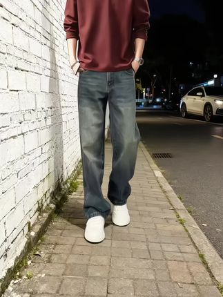 OOTD|穿搭日记~摆脱路人感穿搭 晚风卷着路灯的光晕,他插着兜在白砖墙下踱步。这条磨白的牛仔裤陪他走过无数个备考的深夜,如今攥着录取通知,裤布上的折痕仿佛还印着图书馆的喧嚣。每走一步,都是和青涩岁月的温柔告别,也踩着对未来的期许,在晚街的影子里,把青春的余温揣进了裤兜。 #早秋穿搭三分钟出门不是梦 #小个子秋冬穿搭 #大学生快速穿搭 #废土风日常穿搭 #旱秋贵气感穿搭