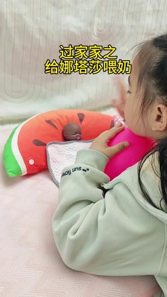 今天给娜塔莎喂奶,它太能睡了,也不睁眼,只好掰开他的嘴巴了#这么好玩的娃谁不想要一个啊 #糯叽叽的女儿 #育儿好物分享 #懒妈带娃 #娜塔莎