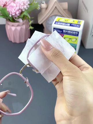 眼镜党必备的清洁湿巾,不仅清洁,还能保护镜片不被刮伤,墨镜、手机平板都能用,随身带两片很方便 #眼镜湿巾 #眼镜#学生党必备 #眼镜店 #眼镜清洁湿巾