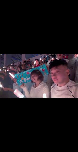 五月天2025.12.15 广州演唱会
视频里整晚和我们可爱互动的
5层看台 511通道 36排29座的老师你在哪里
整晚唱的不仅大声 还唱的很好
重点我们周围的老师氛围都好好
今晚太开心了#五月天 #五月天广州演唱会 #大湾区