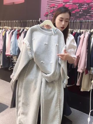 时尚新潮,一衣多穿!2025秋季新款中大童女孩卫衣蕾丝花边两件套,尽显甜美可爱气质,快来为宝贝挑选吧!#儿童服装 #秋季新品 #亲子穿搭