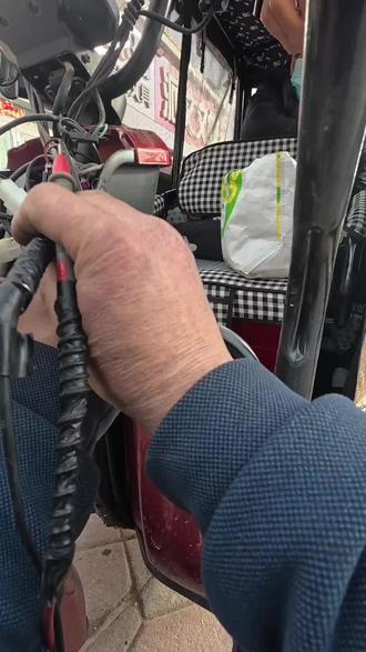 沉浸式体验邢台修车师傅的一天,邢台师傅修电三轮喇叭,几分钟搞定!#热门 #第一视角 #邢台修车 #邢台老振修车 #解压