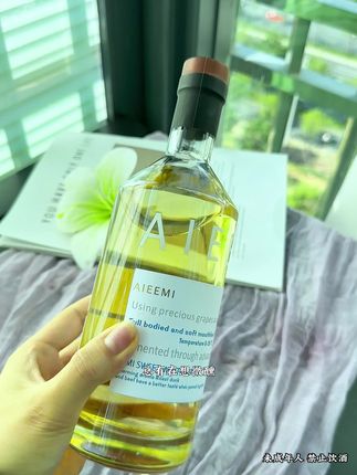 怕干白太酸、甜白太腻?这瓶半甜白刚好卡在“适口黄金区”!开瓶就是炸开的荔枝、小白花香气,入口像含了口冰镇水果茶,酸度清清爽爽中和甜度,咽下去连呼气都带果香。加冰喝超绝,配小龙虾、泰式沙拉,甚至空口喝都不齁,夏天的快乐,半杯就到位!未成年人禁止饮酒 #果酒 #快乐水 #微醺 #女生喝的酒推荐 #故事与酒