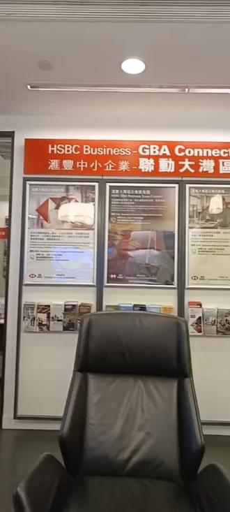 今天的香港游.来到汇丰排了好长的队才叫到我去窗口.终于松一口气.没想到工作人员说公司账户的地址没有了.所有转账取钱功能都不可以使用.然后是让我到16楼客户服务中心去申请地址资料.去到16楼.工作人员说她的权限不够.让我3楼.16楼来回折腾最后致电汇丰总部.接连三通电话才把事情弄清楚.原来几年没有来过香港.银行系统持续升级.因为疫情让我们和银行隔离了沟通.
受外汇局管制.国外进出的货币需要完善申报.客户订单.出货资料.采购资料....等繁琐事宜正让人头痛时.亲爱的洋荣英姐姐伸出援助之手帮我找到更好的方式.让我顺利完成达成我要办理的一切事儿.
感谢英姐姐强大的磁场影响力.感谢英姐姐强大的好运气带动了我.所以说跟对人站好队是没有错的.谢谢英姐姐我的良师益友.我的大恩人.
不是炫耀只是纪念每个被重视的日子.