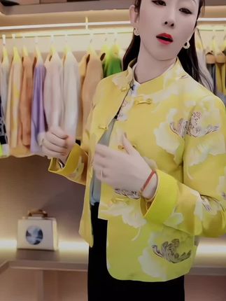 这件衣服真的太美了,它是一件新中式国风外套,采用的是高端复古的设计,看起来非常的优雅,穿上后整个人的气质都变得不一样了,而且它的面料很好,是那种提花刺绣的工艺,非常的耐磨,特别适合现在的天气穿,喜欢的朋友千万不要错过了,