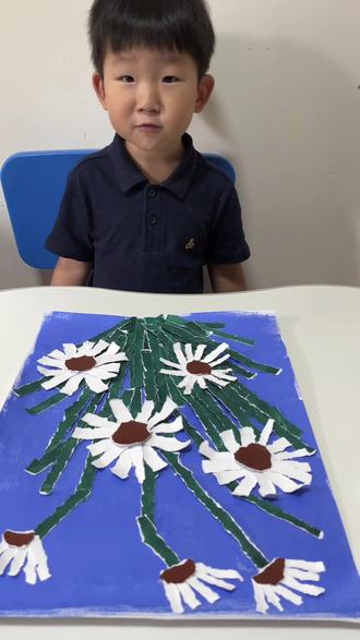 创意美术|3岁儿童创意画《小雏菊🌼》
🌼今天来贴一幅撕纸贴画小雏菊~
🎨撕纸贴画是一种以手撕纸张为主要创作方式的艺术形式,通过撕、拼、贴等手法,将不同颜色、纹理的纸张组合成画面。它操作简单、材料易得,适合各个年龄段的人群,尤其深受儿童喜爱。
🎨撕纸贴画的特点
1⃣️材料简单:只需彩纸、胶水、底板(如卡纸、画布)即可创作。
2⃣️自由度高:无需剪刀,直接用手撕出形状,更具艺术感。
3⃣️肌理丰富:撕纸边缘的毛糙感能形成不一样的视觉效果。
4⃣️环保经济:可利用废旧报纸、杂志、包装纸等进行创作。
🎨步骤
✔️拓印底色🔵
✔️拓印好的纸张撕成条状
✔️用双面胶标贴出雏菊的枝叶和花朵
🎨需要材料:卡纸、丙烯颜料、双面胶
#儿童绘画 #少儿美术 #创意美术 #艺术启蒙 #画画