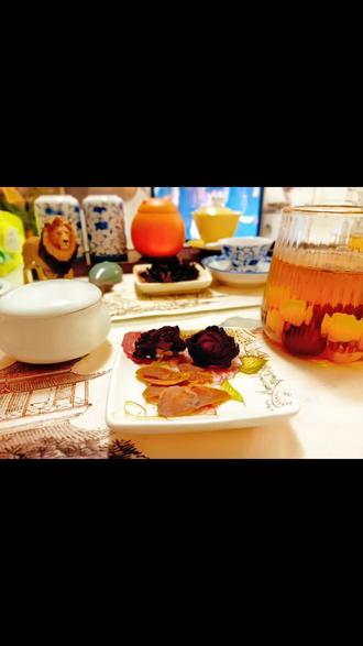 苏轼曾说:“抬眸四顾乾坤阔,日月星辰任我攀。”
心量大的人,格局辽阔的人,抬眼看见的是辽阔无垠的天地,哪会被生活那些不值得操心的事情干扰到自己的心情。
曾有人说:你读过的书,看过的风景,就是你的格局。
人活一世,不过天地之微尘。尽可能活得心胸开阔达观,才能做到船过水无痕,鸟走潭无影。
争论长短,计较对错,耿耿于怀,不过是电光火石间的一瞬,不值得,也不应该去做。
与其费力费神地内耗,不如宽容以待,仰望星空,活出豁达的胸襟。#读书#细品人生百味 #享受这悠闲时光 #励志 #读书