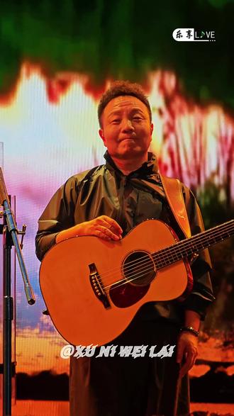 “谁画出这天地又画下我和你?” 每次想到这句,心口就像被晚风撞了一下。是惊叹,更是感激。惊叹这青山白云、蝶舞清涧的画卷,如此壮阔又精巧;感激的是,那支无形的笔,竟把渺小的我和你,也点染进这无边的绚烂里。
这世界的光影、呼吸、每一次相遇与别离,都是色彩。是的,它不完美,有泪有迷惘,但这正是它活生生的证明,是让我们能去感受、去热爱的证据。
所以,我热爱,热爱此刻脚下的路,热爱远方未见的山。未来是什么?它就在我们手里,等着被继续描绘。我会带着这份惊叹和感激,继续走,继续看,继续在这幅宏大的生命画卷上,添上属于我的、哪怕微小却炽热的一笔……
明年春暖花开日,我们继续相见@许巍音乐之旅
#许巍 #旅行 #音乐治愈 #音乐分享 #情感❤