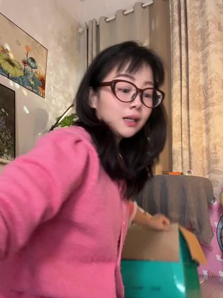 与辉同行直播间抢疯了