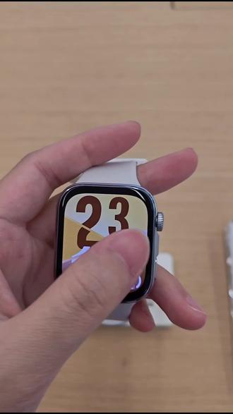 这款是华为WATCH FIT 5,超轻27g戴一天没负担,大屏户外也看得清。续航能撑一周,健康监测更精准,通话、消息、NFC门禁都有,日常通勤用特别省心。华为FIT 5主打无感佩戴,27g超轻机身久戴不累。一周一充不用天天插线,抬手能接电话、刷门禁,健康监测也更准,日常用一步到位。比老款更轻更准、续航更长,屏幕也更亮。价格亲民,日常功能全覆盖,不用为专业功能多花钱,性价比很高。#智能手表超长续航 #手机数码科技