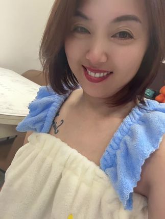 奶奶个腿过个星期天,奶孙俩在家造反了哈哈哈😂只要我大孙的高兴你就造反吧!过得就是图一个开心快乐,奶奶陪你耍起来#奶奶带娃