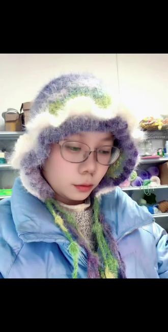 软fufu水母帽钩织教程|新手也能轻松get的治愈系手作
谁能拒绝一顶会“发光”的水母帽呢?圆滚滚的帽身缀着飘逸的“触须”,不管是给宝宝当护头帽,还是自己凹造型,都自带软萌滤镜~ 这份超详细教程,从起针到收线全拆解,零基础也能跟着织出专属治愈感!#毛线钩织#毛线钩织教程#钩织帽子 #水母帽钩织教程