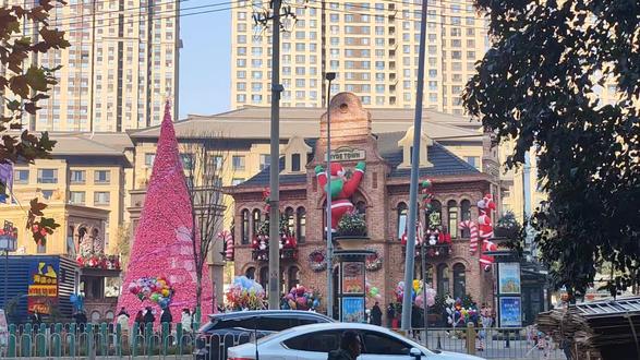 12月24日西安海德小镇,这里浓浓欧式风格建筑,吸引大批游客前来打卡#打卡 #旅游 #奇景 #景区 #西安