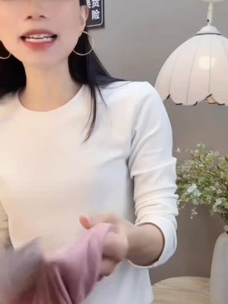 2025秋冬正肩短款长袖宽松百搭显瘦圆领洋气ins小个子黑白显瘦#女装穿搭 #春秋穿搭 #时尚搭配 #穿出自己的风格 #面料舒适透气