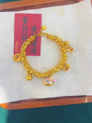 戴黄金的姑娘,自带「人间富贵花」气场。#拿捏七夕仪式感的心动珠宝饰品#黄金首饰 #玩个很新的东西 #遇见好风光