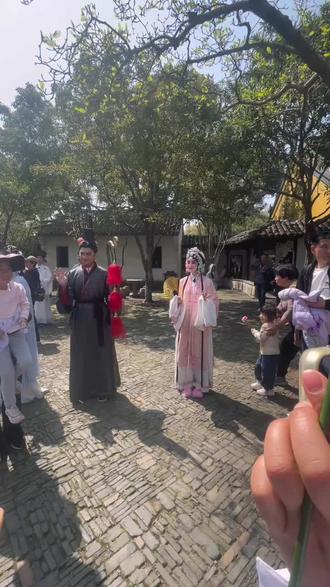 江苏省.苏州市.虎丘
访问时间:2026年3月29日
讲述唐伯虎偶遇丫鬟秋香,因“三笑”一见钟情,遂卖身入华府为奴,化名华安 。点秋香由来:唐伯虎追求秋香时,华夫人设难,要求他在七十二名丫鬟中盲选认出秋香,成功后二人成婚 。历史上确有秋香其人,原名林奴儿,是金陵名妓而非丫鬟,且年长唐伯虎约二十岁