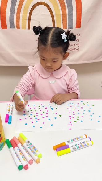 2岁后艺术启蒙这样玩纸巾玩出新花样
家里的纸巾竟然还可以这样玩?
今日分享5个超美的儿童创意美术画用家里的纸巾就可以玩的艺术启蒙游戏
真的超美,让宝宝眼前一亮,体验不一样的艺术创作形式和创意手工,释放天性,感受涂鸦的快乐。
一、滴水开花
二、纸巾晕染画
三、纸巾拼贴画
四、纸巾立体花
五、给妈妈染发
艺术启蒙好处多多:提升宝宝专注力
激发宝宝想象力和创造力
增强宝宝彩色感知力和审美力
锻炼宝宝手部精细动作和手眼协调
帮助宝宝抒发情感促进宝宝热爱生活
使用材料:抽纸巾、厨房纸巾、白乳胶、水彩笔、丝滑蜡笔、滴管、双面胶、画纸等。
#艺术启蒙 #儿童创意美术画 #艺术启蒙怎么做 #宝宝艺术启蒙#宝宝早教这么做