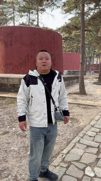 五阿哥的母亲愉妃一辈子生了一个非常优秀的儿子,乾隆皇帝非常的喜欢他,可惜五阿哥永琪英年早逝了,愉妃非常的思念自己的孩子,导致抑郁而终!#乾隆皇帝 #愉妃 #五阿哥永琪 #清东陵 #历史