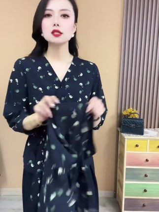 #上衣 2025早秋新款时尚小天鹅洋气七分袖气质百搭V领显瘦开衫上衣#爆款 #同款 #新款 #显瘦穿搭