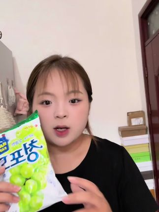 #乐天韩国进口青提硬糖#强烈推荐 #酸酸甜 甜吃完嘴巴都是香香的#这也太好吃了 没事的时候来上一颗