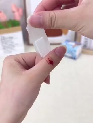 家里随时备一些防水贴,平时磕磕碰碰的,它比普通的贴得更牢固,而且防水性也特别好,游泳洗澡都不会进水,这个不管是在家还是出门都要备上点。#实用分享 #强烈推荐 #携带方便 #家庭必备