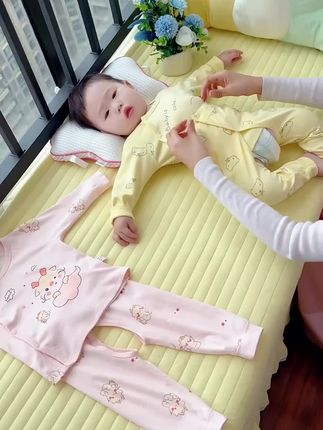 找了好久终于找到这种适合小月龄穿的 #婴儿分体套装,A类棉无骨缝制,面料柔软, 裤子带按扣还可调节腰围 #新生儿 #宝宝衣服 #宝妈分享好物