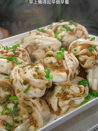 香葱鲜肉花卷 早上没时间做早饭的时候,我就蒸这个香葱鲜肉花卷,每一层里都是大颗粒的馅料,我女儿可喜欢吃了#新鲜出炉 #面食
