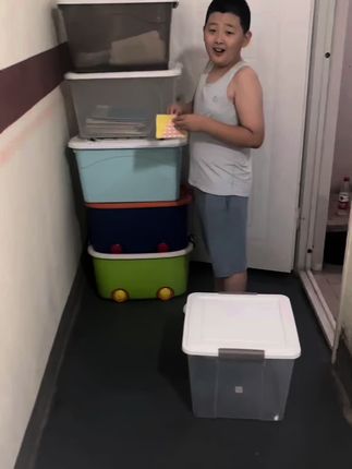 不收拾利索他睡不着觉!刚嫌家里乱七八糟收拾了一遍,现在又拿着收纳箱来地下室拾掇!自己的书按一二三四年级各分成一箱!平时不用的衣物也分类贴上标签各放一箱!这个办法真不错,果然急需某个东西一看标签一分钟就能从储物箱里扒拉出来,比乱糟糟不收纳的时候方便快捷多了!👍👍👍#收纳箱 #好物推荐🔥 #爱整理#你家孩子也这样吗 #家居收纳