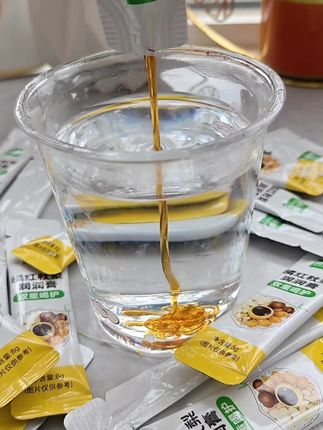 秋冬季节 天气干燥 如果有不爱喝水的宝宝#窝小芽 这个#秋梨膏 一定要安排上,甜甜润润的让宝宝更爱上喝水