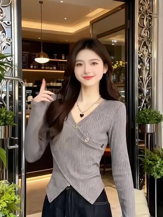 2025秋季新款纯色长袖上衣,时尚装饰扣点缀吸睛又洋气。收腰修身剪裁显瘦藏肉,贴合身形更显利落。长袖适配早秋,百搭又实穿,轻松穿出优雅气质,日常通勤都合适!#气质范 #女神范 #高级穿搭 #每日分享 #喜欢就关注我吧