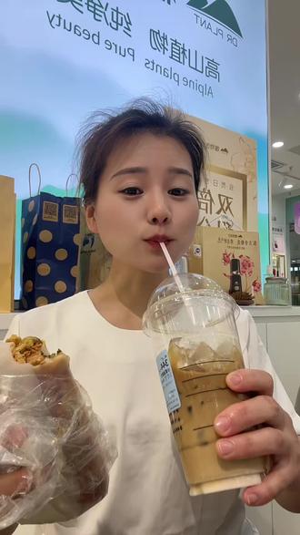 瑞幸的小黄油美式全冰去水太好喝了,听劝哈都去尝尝#吃的情绪价值 #记录真实生活