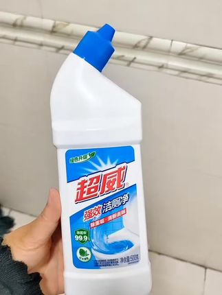 家里的马桶用久了就会发黄变脏,怎么刷都刷不干净,还好有这个超威净马桶清洁剂,只需要把它倒入马桶里静置一会,再用刷子轻轻一刷就干净了,去除水垢,强效除菌,再也不用担心马桶会发黄变脏了,家里有马桶的一定要试试这个。#超威强效洁厕净 #清洁用品 #实用好物#家居好物 #洁厕剂@DOU+小助手