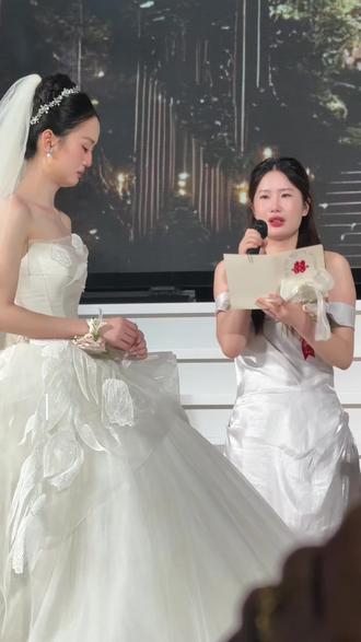 瞬间破防 究竟是谁才能忍住在姐姐婚礼上不哭 婚礼感动程度100% 妹妹哭崩程度10000000000%稿子提前写了满满一页 上台看见穿婚纱的姐姐直接哽咽失语 二十二年朝夕相伴 所有不舍全化成止不住的眼泪 昔日相伴长大 今日送你出嫁 愿你余生皆被温柔以待
#姐姐结婚妹妹发言 #婚礼哭成表情包 #婚礼破防瞬间#永城主持人天武 #姐姐出嫁