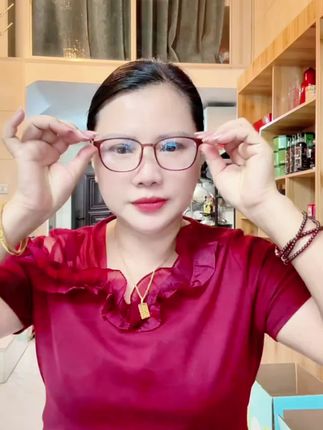 兄弟姐妹们你们有跟我一样呀?看不见呢,卖了太多太多的老花镜,终于选到了这一款高清的老花镜 【有运费险】高清老花镜超轻女士花镜女款时尚护目眼镜黑框中老年#强烈推荐 #老花镜 #高清老花镜 #自用好物推荐 #只做高品质