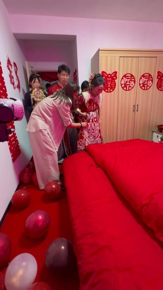传统婚俗——踩糕踩高 双脚踏喜糕,往后日子节节高#婚礼 #婚俗 #婚礼那天 #礼花筒 #手拧炮