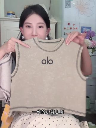 挖到超绝小背心!浅卡其配色加字母设计,简约又好看,给娃穿搭添新宠