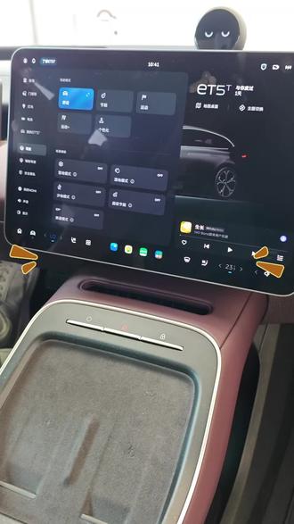 蔚来新款ET5T驾驶模式攻略|通勤飙山两开花🚗
刚提新款ET5T的宝子速码!这台车的驾驶模式切换简直是“千人千面”,市区通勤、山路撒欢一键切换,新手也能秒懂~
✅ 最快切换方式:物理按键yyds
新款左侧新增了驾驶模式切换快捷键,不用再翻车机菜单,按一下直接弹出模式列表,盲操都不慌,等红灯换模式超方便!
🌆 日常通勤必用2种模式
- 舒适模式:默认的“佛系选手”,7.9秒破百刚好够用,转向轻盈,悬架滤震柔和,过减速带不颠屁股,动能回收调至“极低”堪比油车顺滑。
- 节能模式:续航焦虑者福音!9.9秒加速够用,高动能回收松开踏板就减速,配合空调节能设置,市区跑400公里不是梦。
🏎️ 性能党狂喜的进阶玩法
- 运动+模式:4秒破百真不是吹!推背感直接把人按在座椅上,转向变沉更精准,高速超车信心拉满,瞬间变身“性能轿跑” 。
- EP Mode赛道模式:新款杀手锏!里面的弹射、漂移、跑山模式直接封神——弹射起步扭矩拉满,漂移模式切换纯后驱,跑山还有弯道导航箭头,全国99%名山都适配。
🎛️ 老司机私藏:个性化定制
嫌预设模式不够贴?直接开“个性化模式”:
1. 加速可选4秒激情或12秒佛系
2. 悬架阻尼11档可调,硬一点告别“开船感”
3. 动能回收按习惯选低/标准,兼顾舒适与续航
从买菜代步到山路漂移,就靠这几个按键切换身份~ 你们平时最爱用哪种模式?👇
#蔚来ET5T #新能源用车攻略 #驾驶模式教程