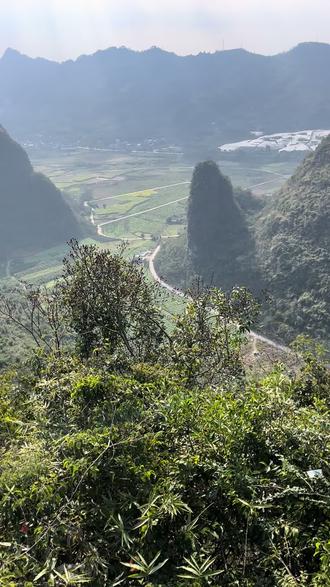 站在山巅,看层峦叠嶂,听风穿过旷野。原来最治愈的风景,从来都在脚下。山是沉默的诗,风是流动的歌。我在人间贩卖黄昏,也在山野间寻找自我。#风景优美空气清新