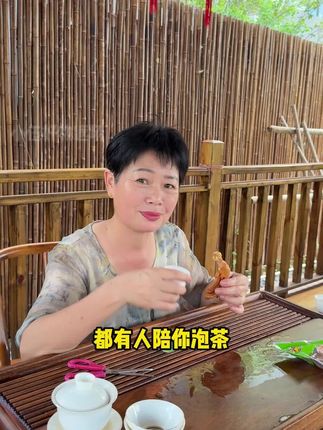 婆婆在小院有小两口陪着,笑得合不拢嘴~手边的龙岩泡鸭爪更是点睛之笔,醋香浸透每一丝纹理,脆爽过瘾,连骨头缝都透着鲜!#泡鸭爪 #解馋 #好吃到停不下来 #美食 #伍紫芳