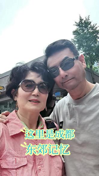 成都东郊记忆慢逛,一路撞见稳稳的幸福——
青岛老两口成都首站打卡东郊记忆
旧厂房改造的文艺地标,慢悠悠闲逛超惬意
锅炉水流倾泻如轻柔小瀑布,鱼池里红花鲤自在摇曳,格外治愈
偶遇贵州小美女,叔叔帮忙拍照,我也同框定格美好
驻足聆听小提琴独奏,姑娘文静优雅的模样格外走心
漫步街巷,路人松弛惬意,邂逅外国友人、时尚潮人与甜蜜情侣
往来行人眉眼间满是温柔笑意,处处藏着稳稳的幸福~💕🌹💕
#东郊记忆慢游 #成都治愈之旅 #稳稳的幸福