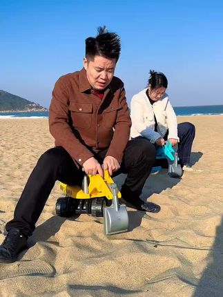 一岁以上宝宝都可以玩的挖掘机,可以挖沙挖土360度转圈圈挖沙挖土挖泥巴一辆车就够了#儿童挖掘机 #挖沙玩具 #可坐人挖掘机 #挖掘机玩具