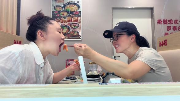 寿司郎和滨寿司,女儿陪我一家家打卡🍣两家都是回转届的性价比王者,非要选的话,寿司郎的品种更花哨,滨寿司的鱼生更厚实。不变的是:有个小棉袄陪吃,果然什么寿司都更香一点😋#一起吃饭 #滨寿司 🍣#又是被女儿约漂亮饭的一天